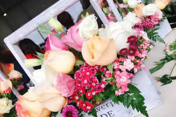 时代华商幸福女子学堂花艺课回顾:赴一场花的盛宴。" width=